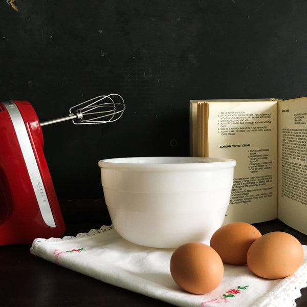 mixing bowl, 3qt milk glass - Whisk