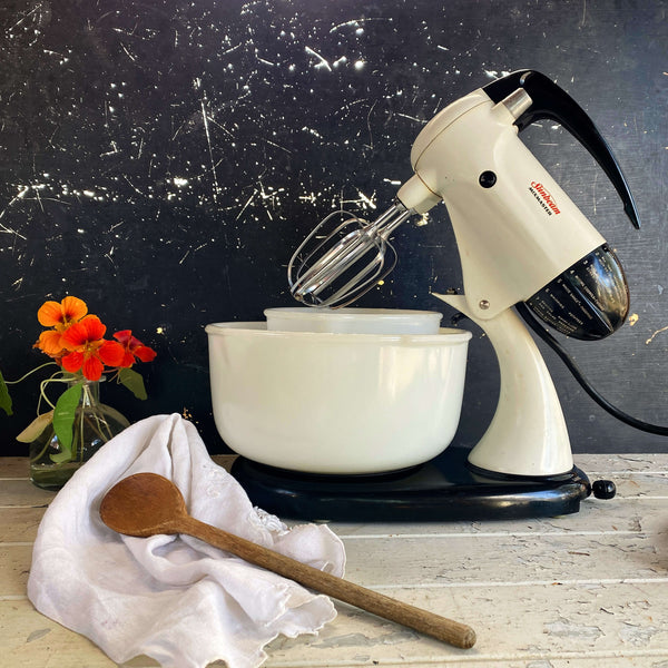 Vintage 1955 Sunbeam Mixmaster Stand Mixer - Model 11 in Working Condi – In  The Vintage Kitchen Shop