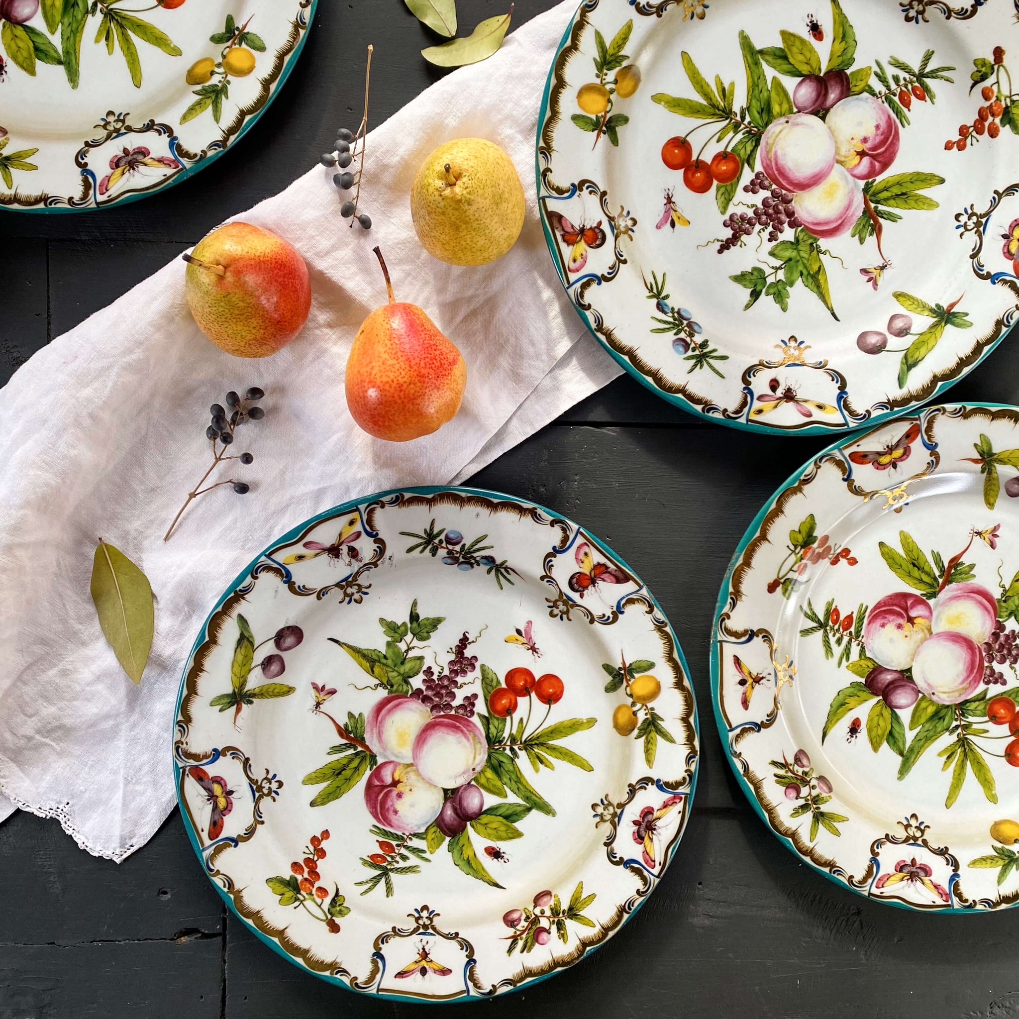 Botanical Metal Picnic Plates from the Metropolitan Museum of Art Featuring Worcester Pottery's Duke Of Gloucester Pattern  - Set of Four