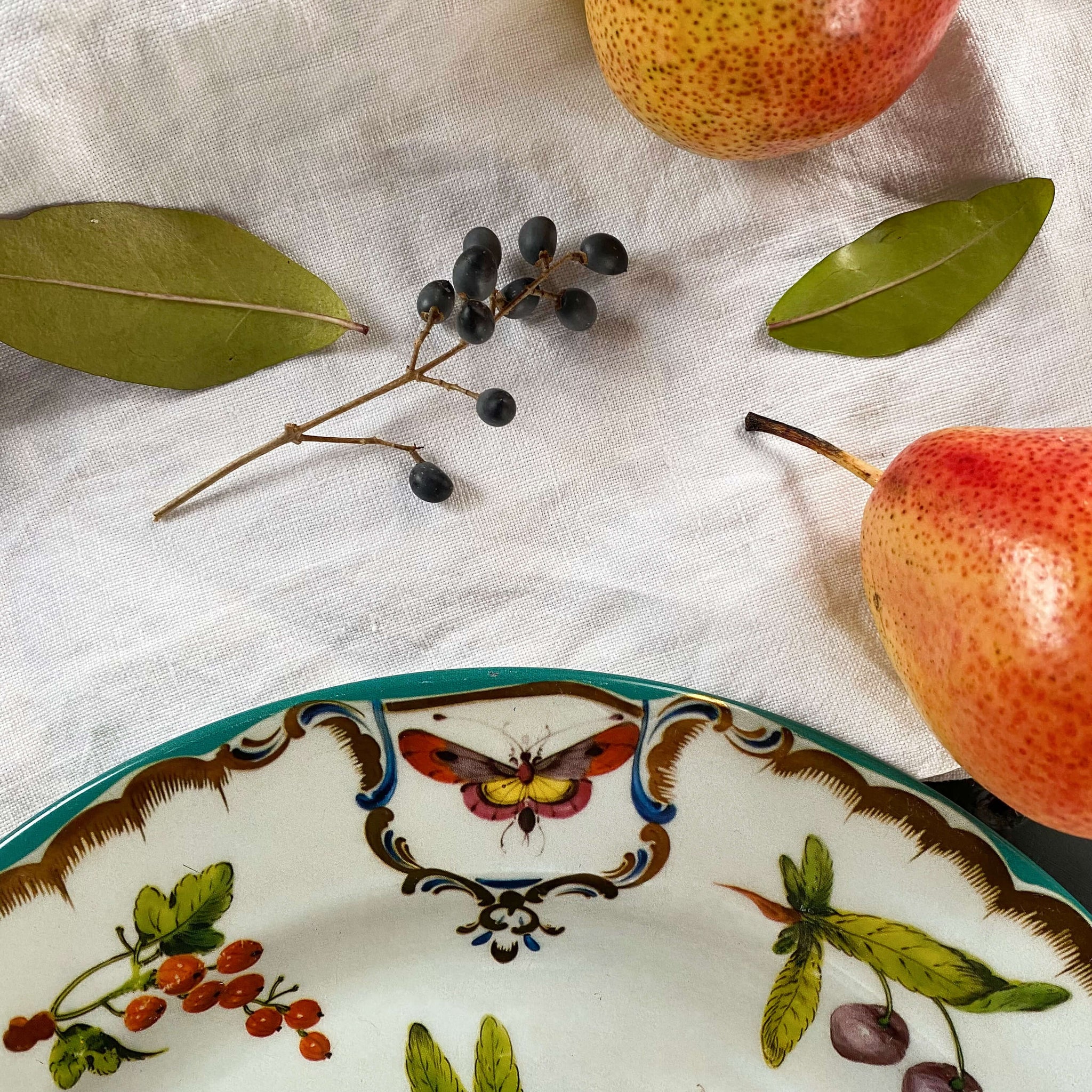 Botanical Metal Picnic Plates from the Metropolitan Museum of Art Featuring Worcester Pottery's Duke Of Gloucester Pattern  - Set of Four