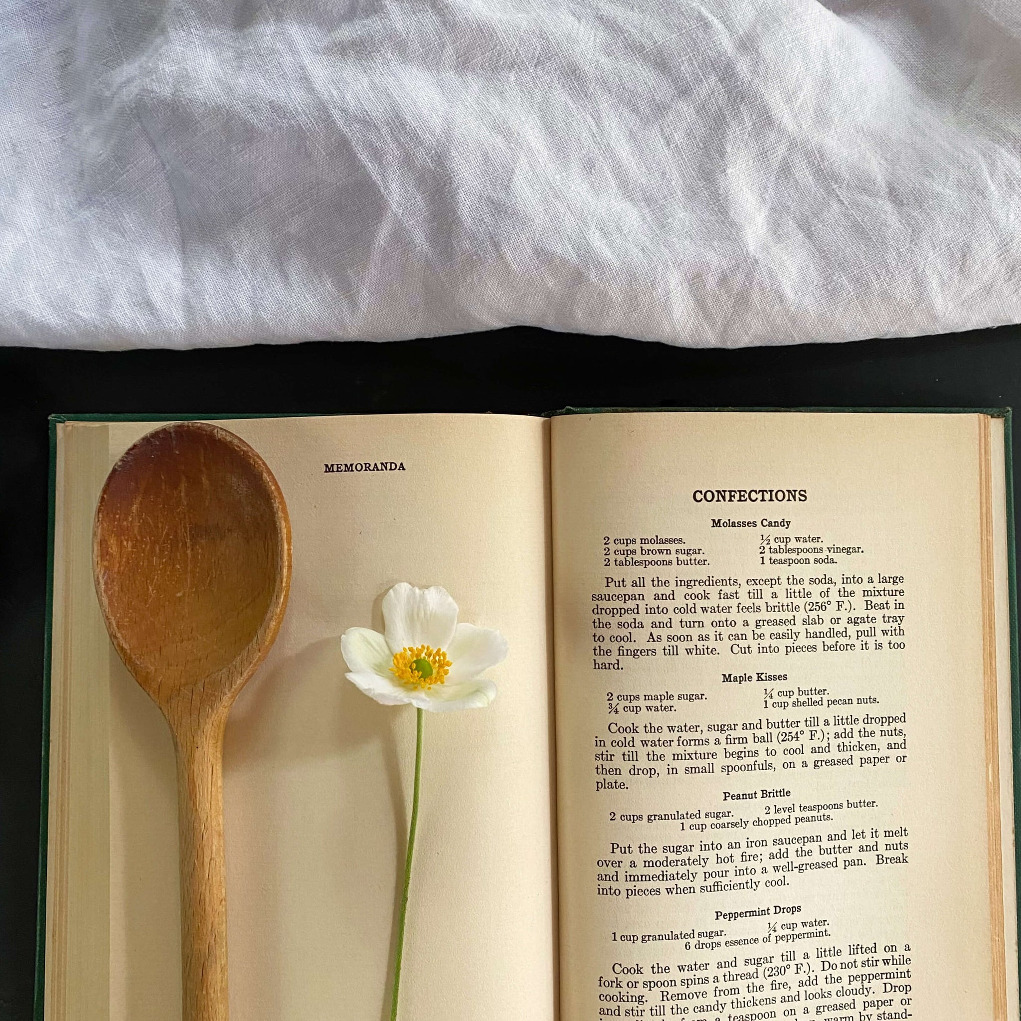 Rumford Complete Cook Book by Lily Haxworth Wallace - 1932 Edition