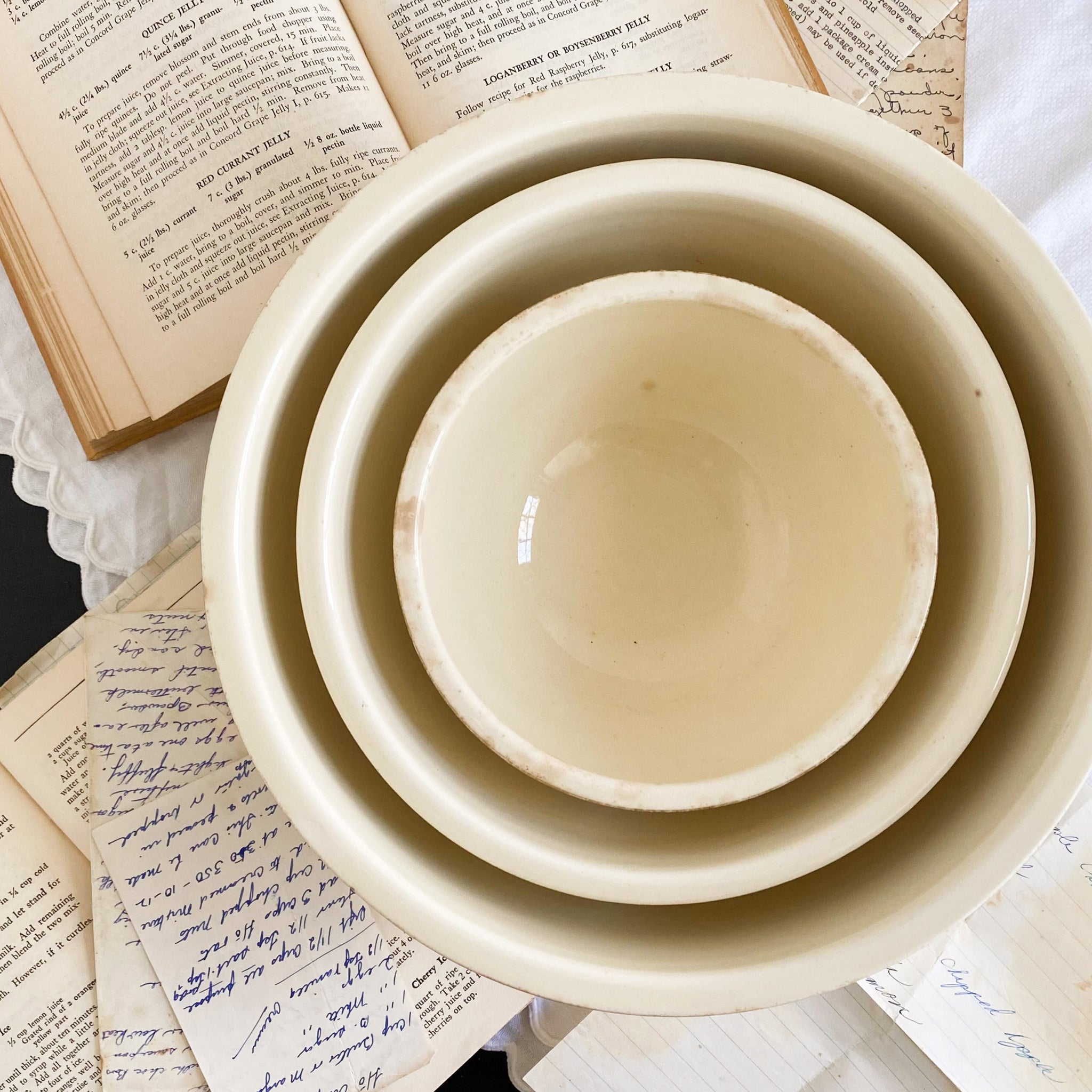 Vintage 1940s Homer Laughlin Kitchen Kraft Mixing Bowls - Priscilla Pattern - Set of Three