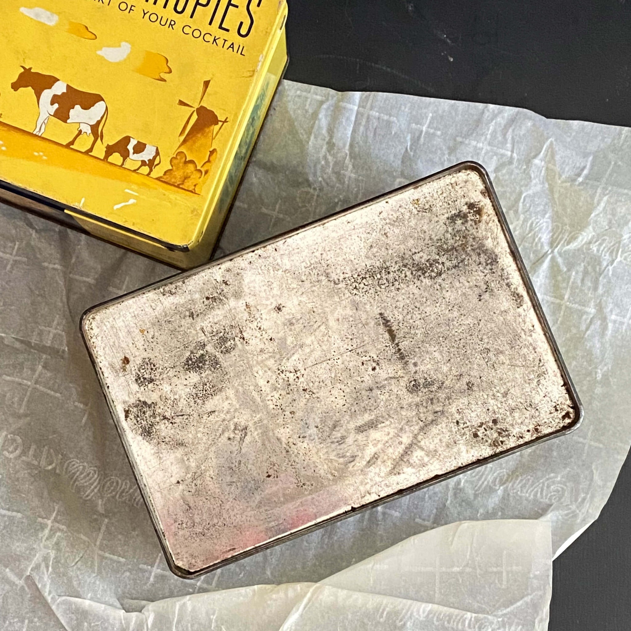 Vintage Holland Che-Cri Cheese Crispies Tin circa 1960s-1970s