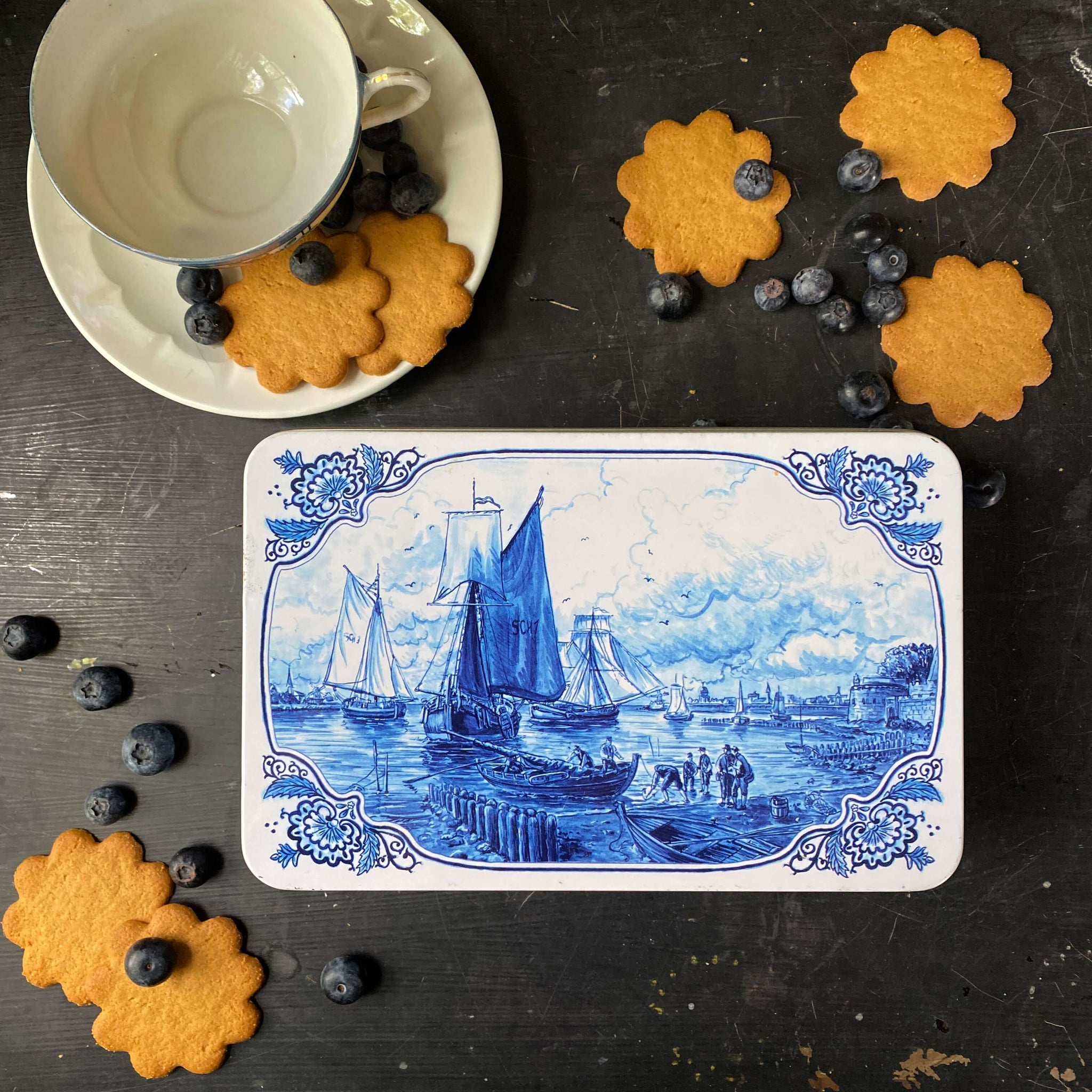 Vintage Blue and White Dutch Cookie Tin - Hellema Cookies circa 1980s- – In  The Vintage Kitchen Shop