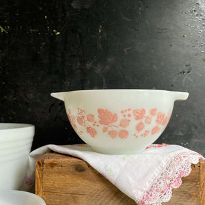Vintage 1950s Pink and White Pyrex Mixing Bowl - Gooseberry Pattern - Size 441 1 1/2 PT circa 1957-1966