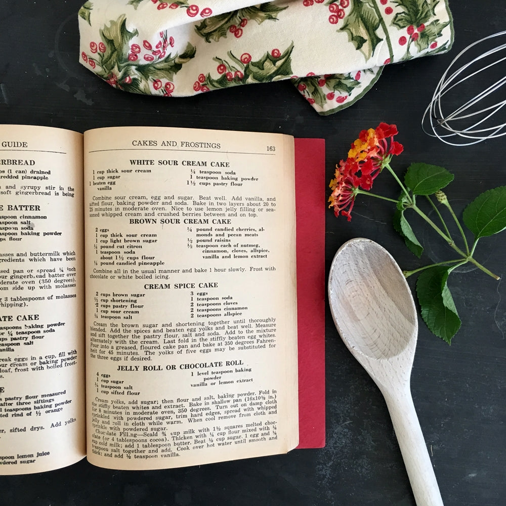 A Modern Kitchen Guide - 1940s Cookbook & Household Hints - Bunting Publications 1946