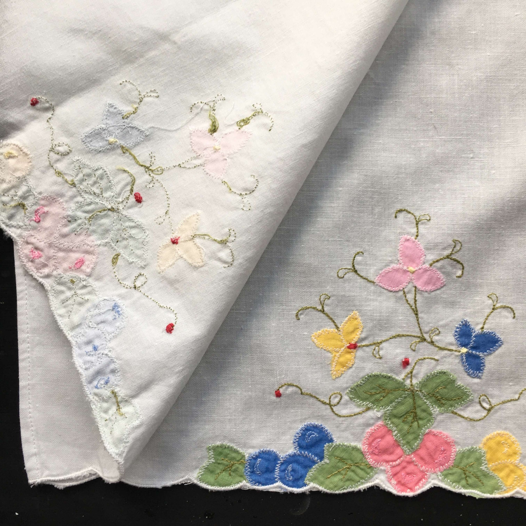 Vintage Floral Applique Fingertip Towels - Set of Two