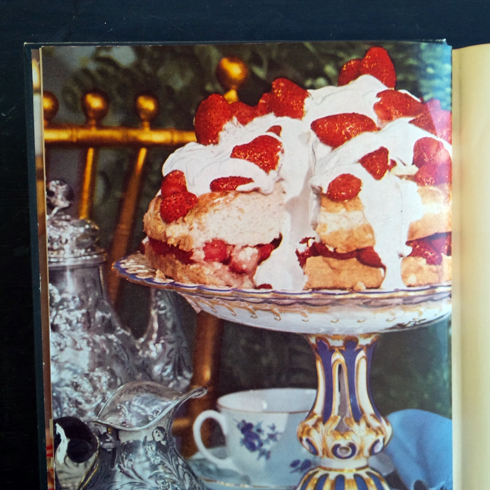 Good Housekeeping Easy To Make! Cakes & Bakes – Softcover, Used Excellent Condition
