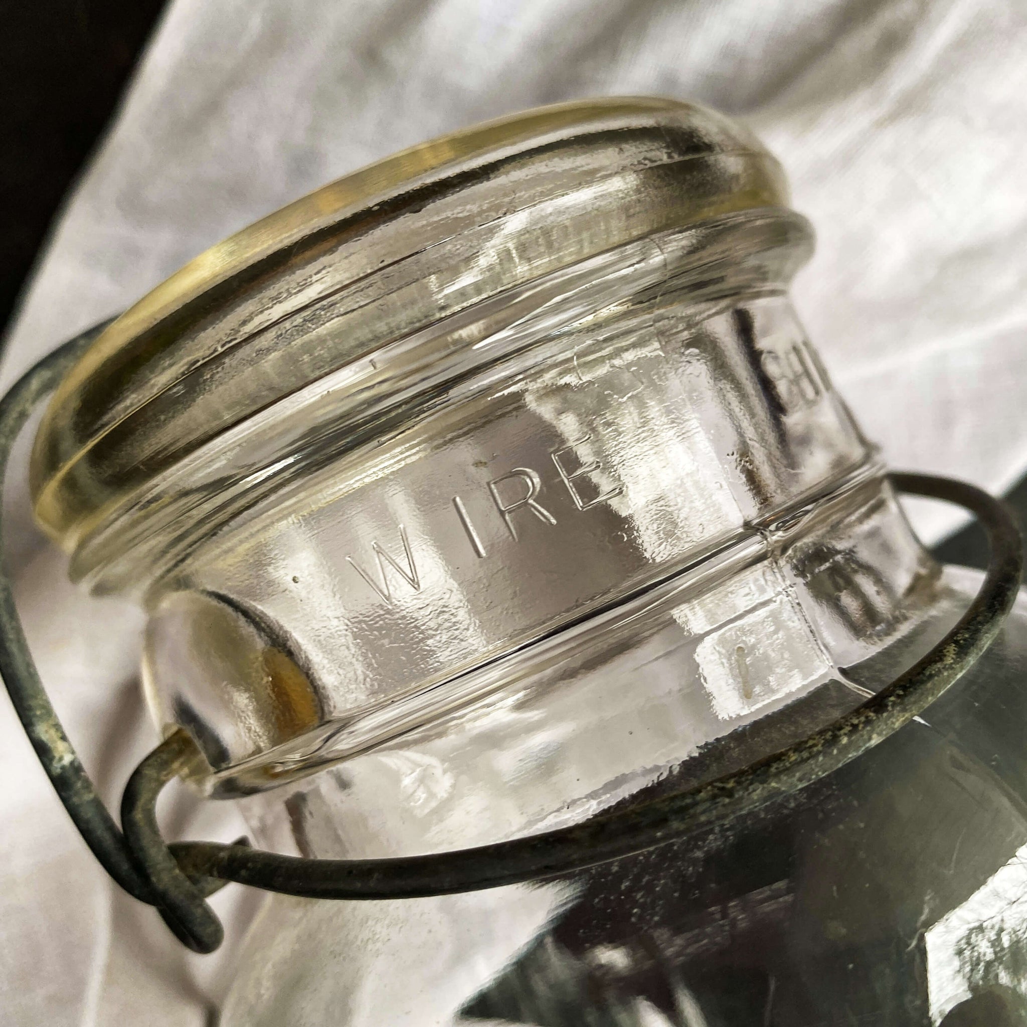 https://shopinthevintagekitchen.com/cdn/shop/products/vintage-glass-canning-jars-with-wire-bail-1920s_1_2048x2048.jpg?v=1668359771