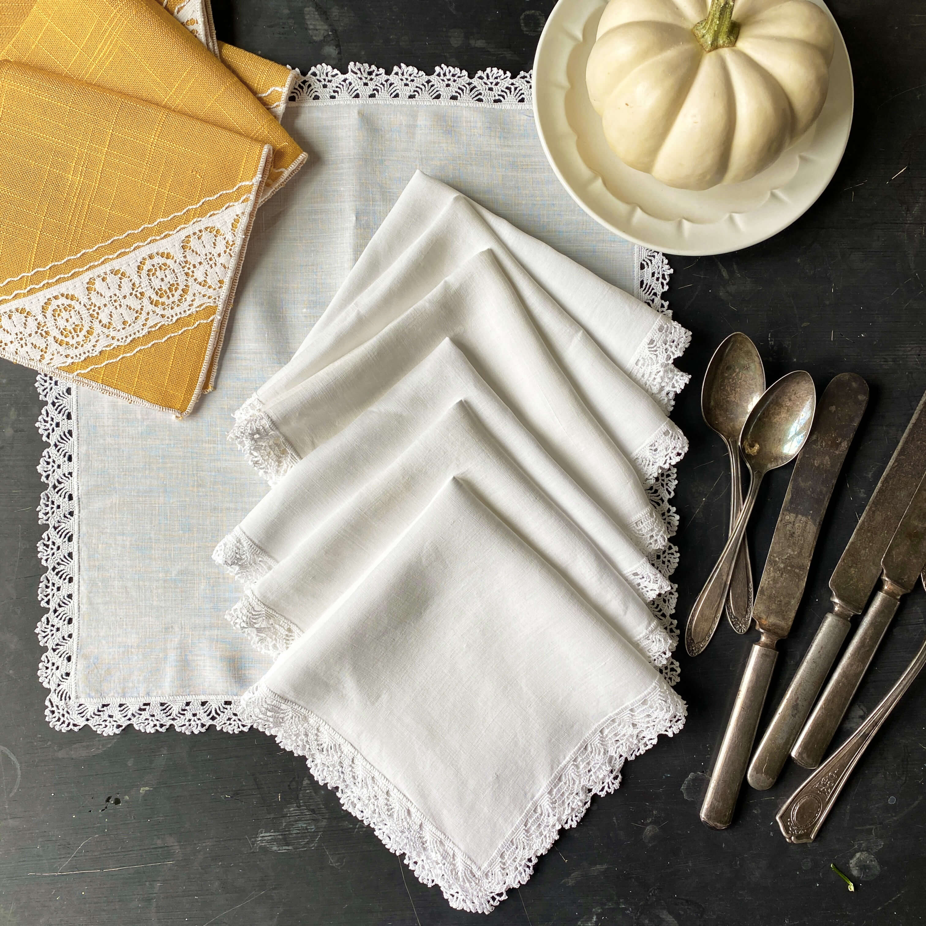 洋書 Antique Linens: From the Kitchen to the Vintage White Linen Napkins with Crocheted Lace Edge - Set
